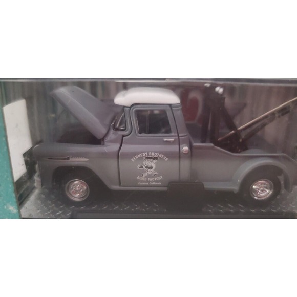 M2 1958 Chevrolet Apache Tow Truck 1/64 New - Picture 3 of 3